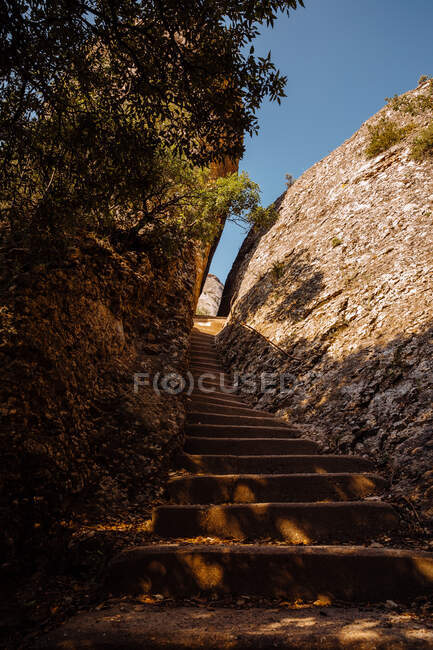 Vista in basso di una strada con scale vicino alla montagna di Montserrat, Catalogna, Spagna — Foto stock