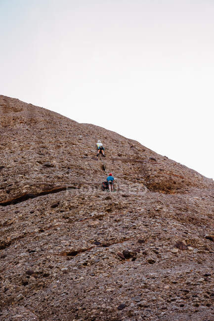 Escaladores escalando la montaña de Montserrat, Cataluña, España - foto de stock