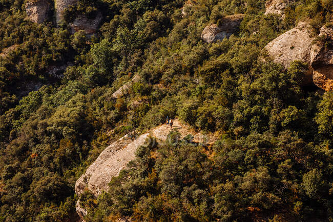 Senderistas caminando por la montaña de Montserrat - foto de stock