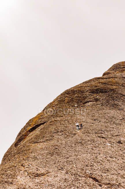 Альпинисты, поднимающиеся на гору Монсеррат, Каталония, Испания — стоковое фото