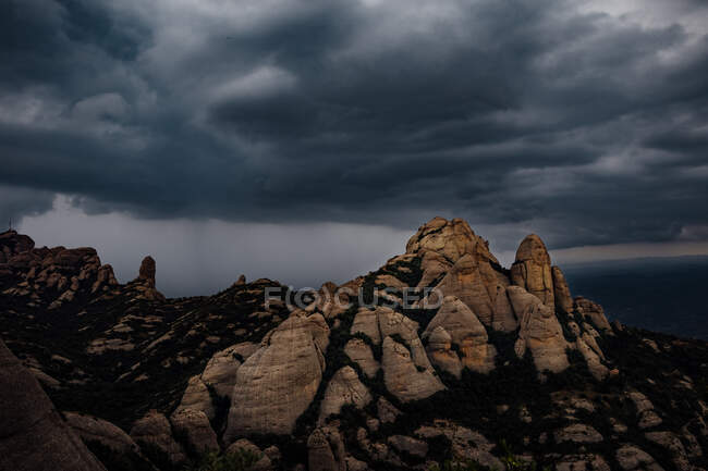 Vistas de la Montaña Montserrat con tormenta, Cataluña, España - foto de stock