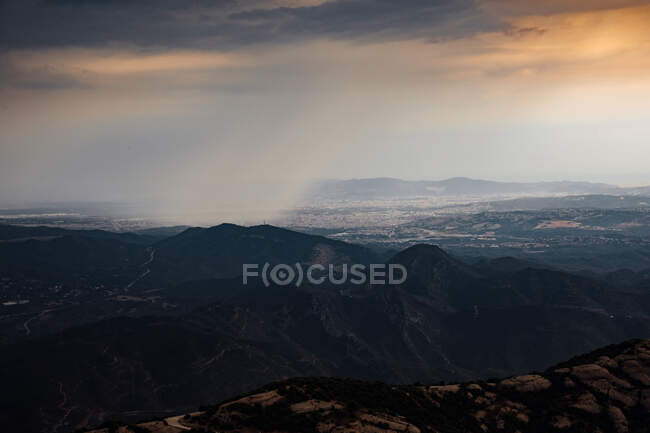 Vue sur la montagne de Montserrat avec tempête, Catalogne, Espagne — Photo de stock