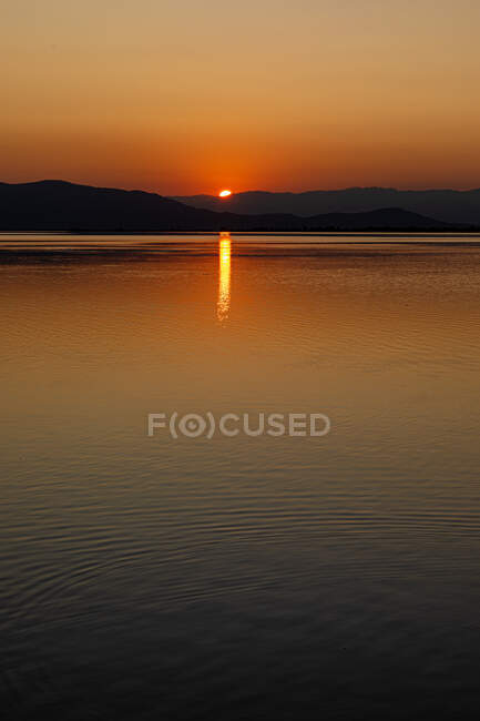 Intensive Farben eines Sonnenuntergangs mit Spiegelungen im Wasser — Stockfoto