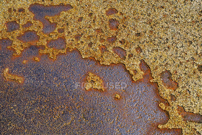 Крупним планом пофарбована іржава залізна поверхня з корозійними плямами і брудом — стокове фото