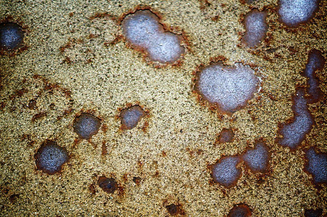 Closeup of painted rousty iron surface with corrosion spots and dirt — Photo de stock