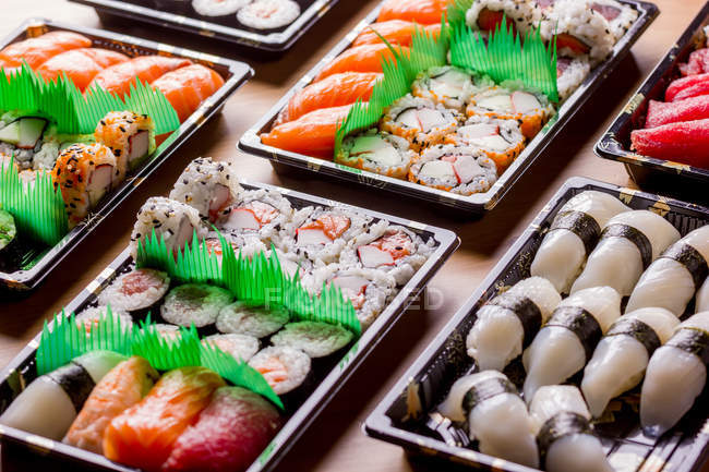 Аппетитный набор красочных суши, сервируемых на столе в ресторане . — стоковое фото