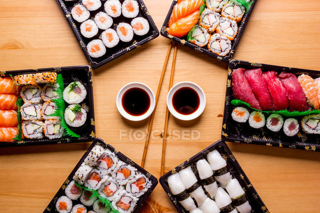 Vista dall'alto del delizioso sushi servito sul tavolo del ristorante
. — Foto stock