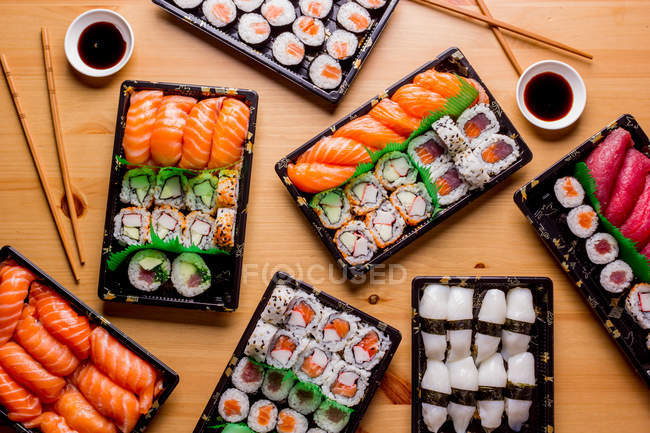 Vista superior del delicioso sushi servido en la mesa en el restaurante
. - foto de stock