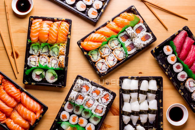 Vista superior del delicioso sushi servido en la mesa en el restaurante
. - foto de stock