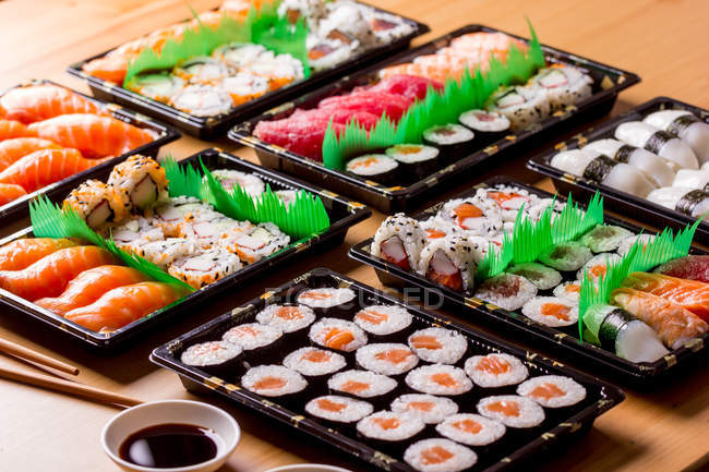 Delizioso set di sushi colorati serviti sul tavolo del ristorante . — Foto stock