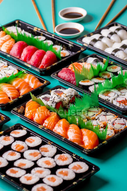 Appetizing delicioso conjunto de sushi colorido servido na mesa no restaurante . — Fotografia de Stock