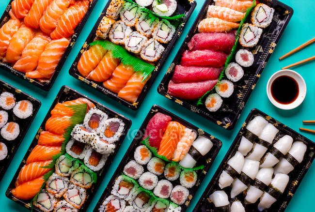 Vista superior del delicioso sushi servido en la mesa en el restaurante . - foto de stock