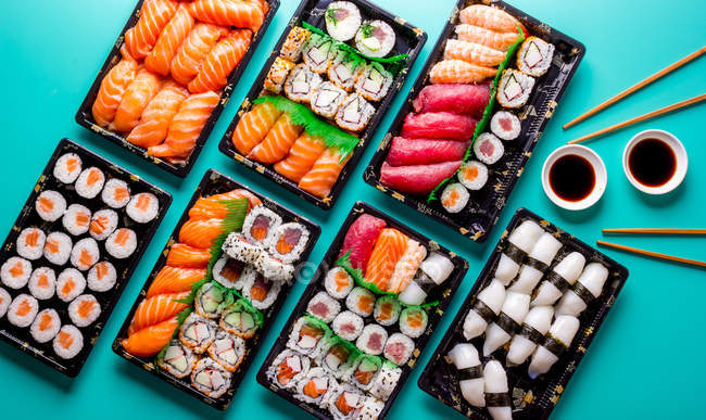 Vue du dessus de délicieux sushis servis sur la table dans le restaurant . — Photo de stock