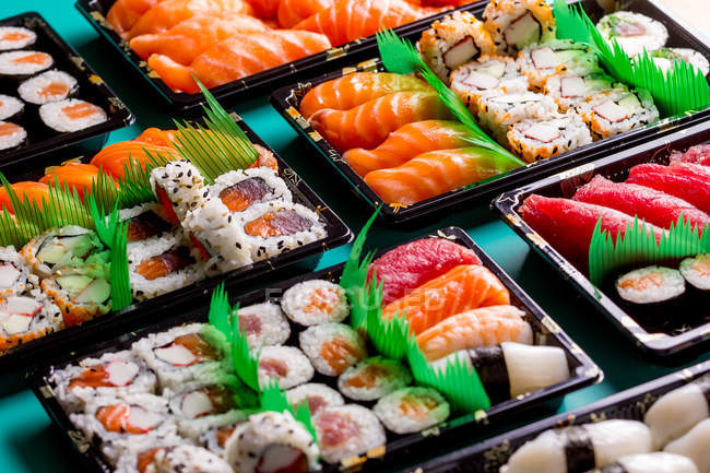 Delicioso y delicioso juego de sushi colorido servido en la mesa en el restaurante
. - foto de stock