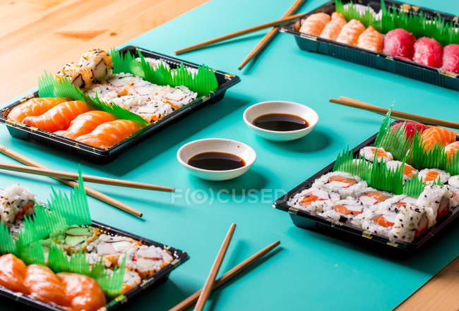 Delicioso y delicioso juego de sushi colorido servido en la mesa en el restaurante
. - foto de stock