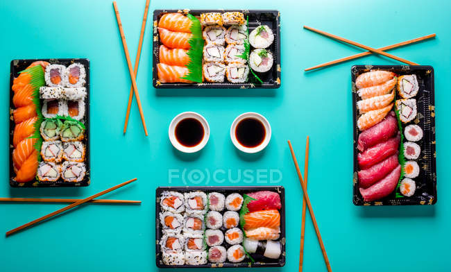 Vue du dessus de délicieux sushis servis sur la table dans le restaurant . — Photo de stock