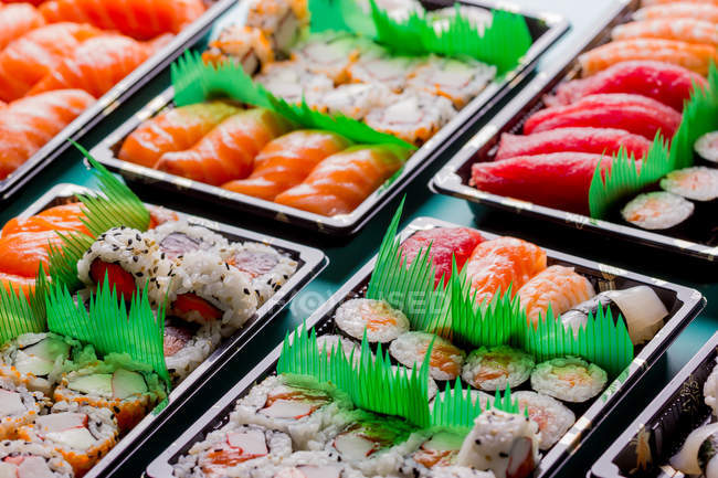 Delicioso y delicioso juego de sushi colorido servido en la mesa en el restaurante . - foto de stock