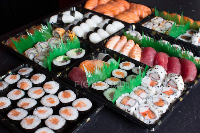 Appetizing delicioso conjunto de sushi colorido servido na mesa no restaurante . — Fotografia de Stock