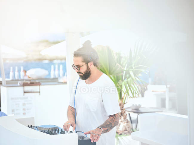 DJ legt Musik auf Party auf — Stockfoto