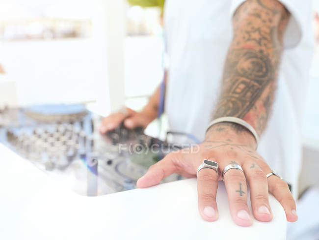 Anonyme Dj tuning music during party — Photo de stock