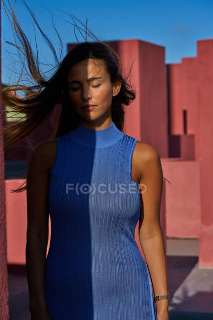 Primo piano di bella donna in abito blu con gli occhi chiusi — Foto stock