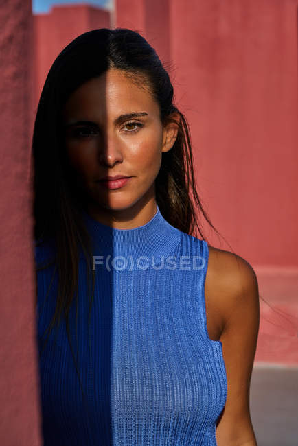 Nahaufnahme einer schönen Frau im blauen Kleid, die in die Kamera blickt — Stockfoto