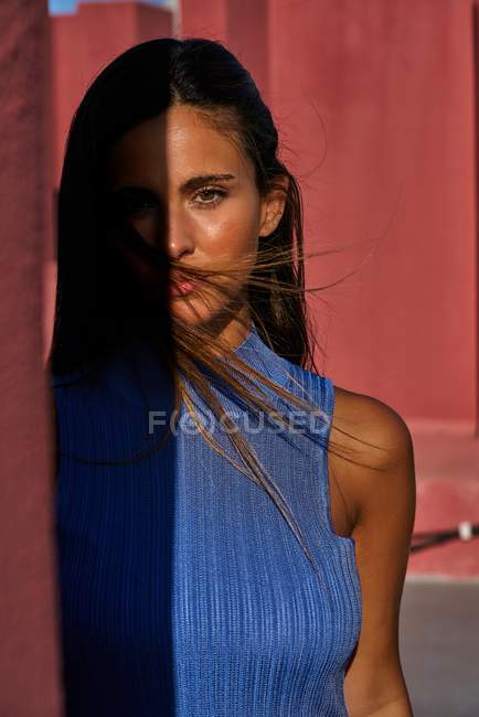 Primo piano di bella donna in abito blu guardando la fotocamera — Foto stock