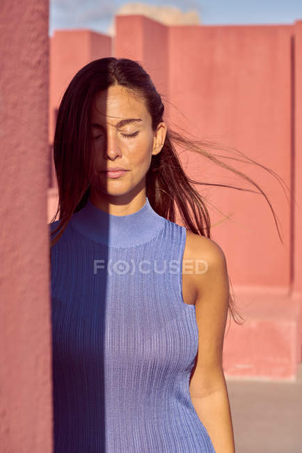 Gros plan de belle femme en robe bleue avec les yeux fermés — Photo de stock