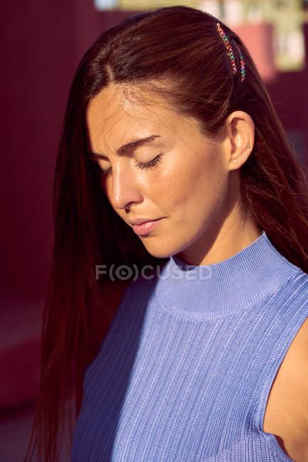Close-up de mulher bonita em vestido azul com olhos fechados — Fotografia de Stock
