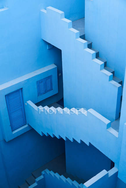 Au-dessus des escaliers de construction traditionnelle de bâtiment bleu — Photo de stock