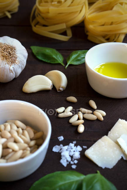 Ingredienti per pasta di pesto disposti su tavola di legno, primo piano — Foto stock