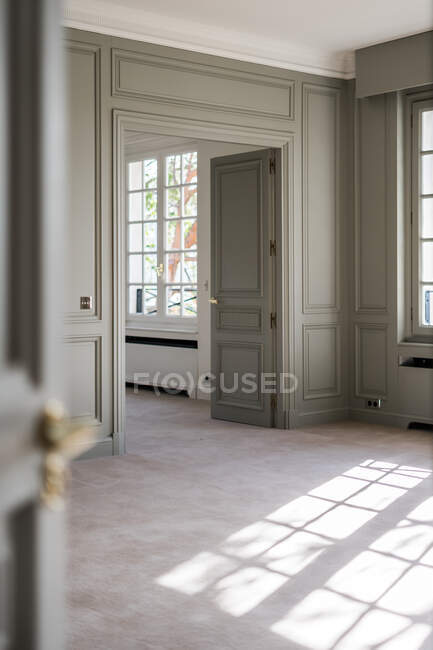 Aperto porta bianca con maniglia dorata in luce interni minimalisti — Foto stock