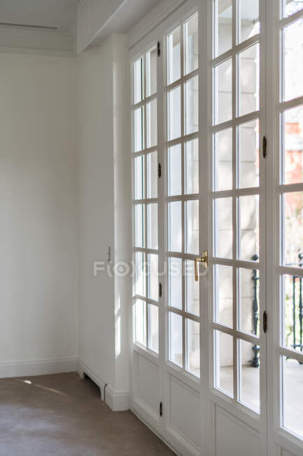 Закрытый светлый дом балкон дверной проем с современной золотой ручкой в мягком свете — стоковое фото