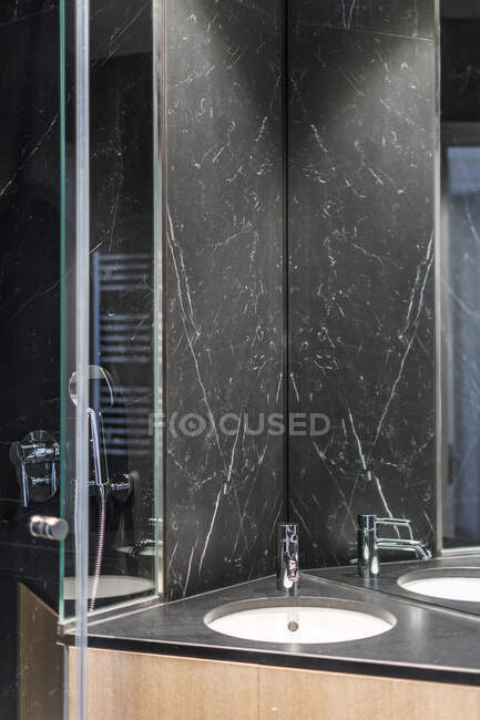 Круглый умывальник и блестящий стальной кран в роскошной ванной комнате при дневном свете — стоковое фото