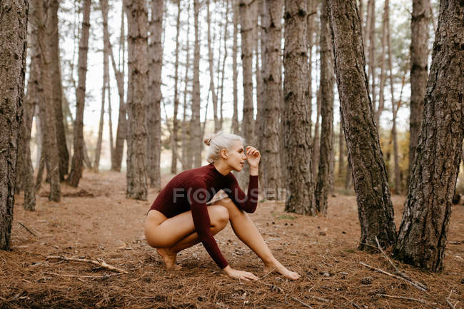 Красивая современная женщина отдыхает босиком в вечнозеленом лесу — стоковое фото