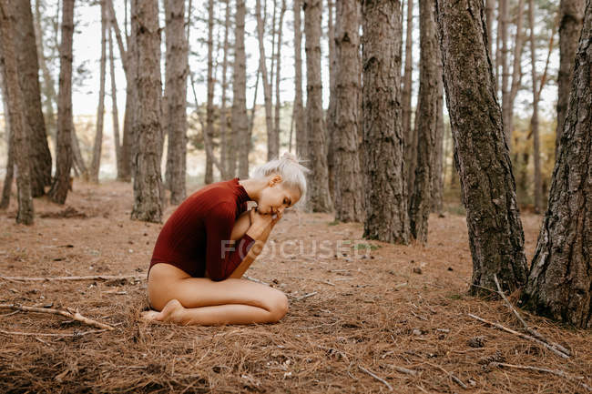 Bella donna moderna a piedi nudi nella foresta sempreverde — Foto stock