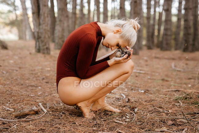 Bela mulher moderna descansando descalça na floresta sempre verde — Fotografia de Stock