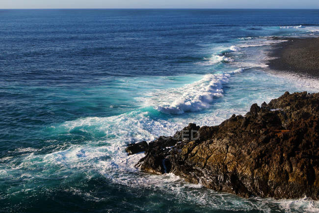 Vista bonita e pitoresca da superfície da água do mar entre altas falésias rochosas no dia ensolarado — Fotografia de Stock