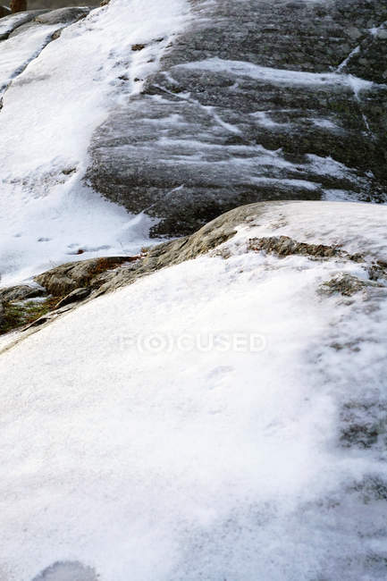 Величні гладкі скелі зі старою травою вкриті таненням снігу вдень — стокове фото