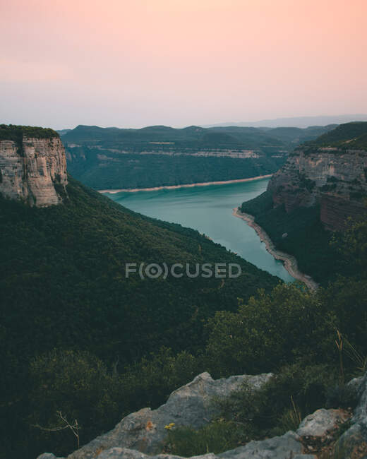 Дивовижний гірський пейзаж і спокійна вода в похмурий день — стокове фото