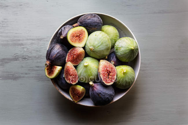 Plate of fresh ripe figs on kitchen table — Stock Photo
