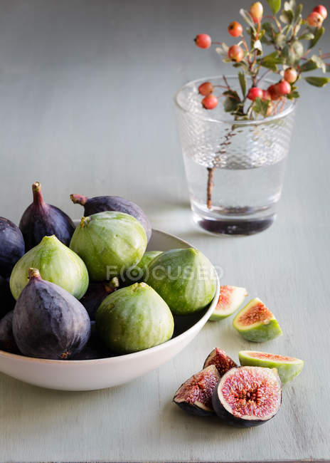 Plate of fresh ripe figs on kitchen table — Stock Photo