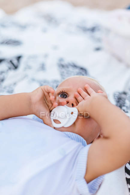 Ritratto di un bambino biondo con espressione del sonno — Foto stock