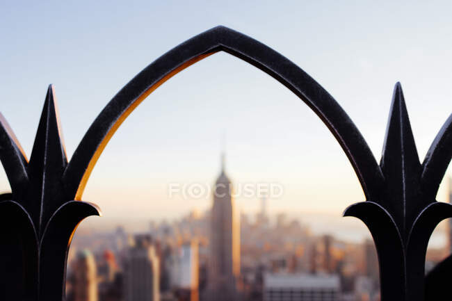 Soft focus on metal ornamental fence with blurred cityscape of New York on background — Stock Photo