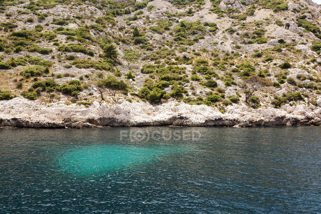 Bellissime rocce calcaree bianche sulla riva del mare — Foto stock