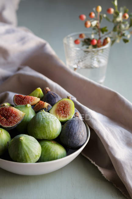 Plate of fresh ripe figs on kitchen table — Stock Photo