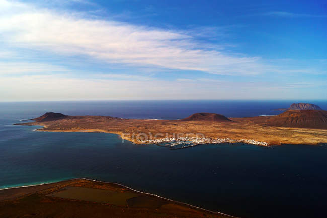 Дивовижний краєвид чудових островів у темній спокійній воді на Канарських островах (Іспанія). — стокове фото