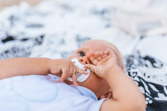 Portrait d'un bébé blond avec expression de sommeil — Photo de stock