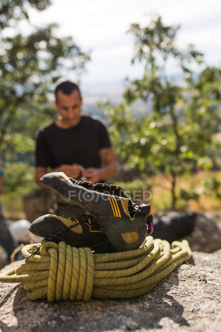 Vista do alpinista prepara seu equipamento para começar a escalar — Fotografia de Stock