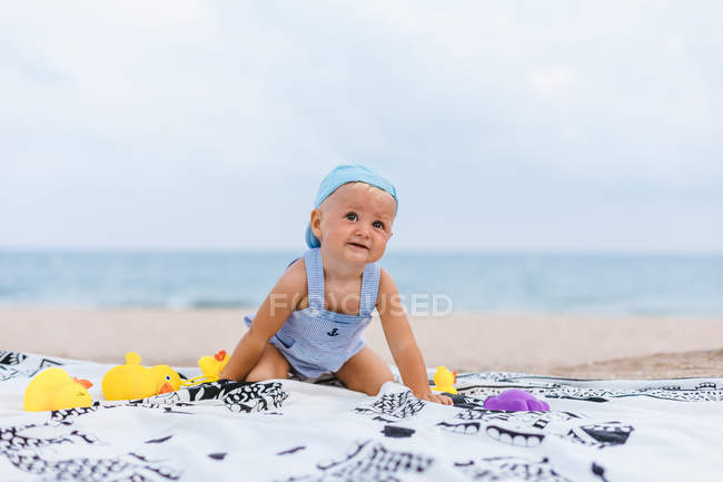 Портрет малюка, який бавиться з гумовою качкою на пляжі. — стокове фото